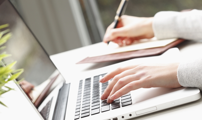 ตามติด 1 วันชีวิตการทำงาน 'Online Editor' ในเอเจนซี่ คิด เขียน ตอบโจทย์งานโฆษณาให้ลูกค้า ตามติด 1 วันชีวิตการทำงาน 'Online Editor' ในเอเจนซี่ คิด เขียน ตอบโจทย์งานโฆษณาให้ลูกค้า