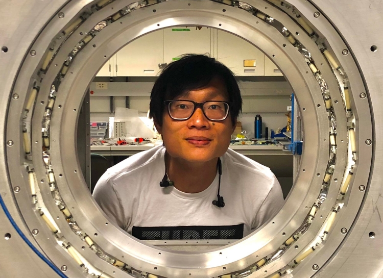 ดร.ประวีณ สิริธนศักดิ์  (JSTP รุ่น 4) ปัจจุบันเป็นนักวิจัย สถาบันวิจัยดาราศาสตร์แห่งชาติ (องค์การมหาชน)  