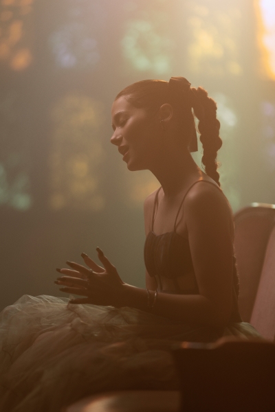 ภาพจาก MV เพลง "จินตนาการ" ของ "วี - วิโอเลต วอเทียร์" (Violette Wautier) ภาพจาก MV เพลง "จินตนาการ" ของ "วี - วิโอเลต วอเทียร์" (Violette Wautier)