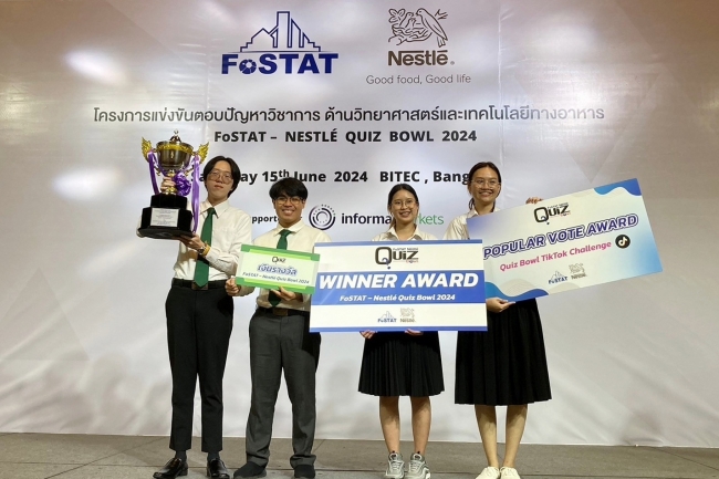 ทีมชนะเลิศในการแข่งขัน FoSTAT-Nestlé Quiz Bowl ปีที่ 20 นิสิตจากภาควิชาวิทยาศาสตร์และเทคโนโลยีการอาหาร คณะอุตสาหกรรมเกษตร มหาวิทยาลัยเกษตรศาสตร์ นายณภัทร ดุษฎีวิจัย (ซ้าย) นายจุฬวิทย์ ริยาพันธ์ (ที่ 2 จากซ้าย) นางสาวชวิศา พิมพ์น้อย (ที่ 3 จากซ้าย) และ นางสาวณัฐิดา ทรงเดชาไกรวุฒิ (ขวา)