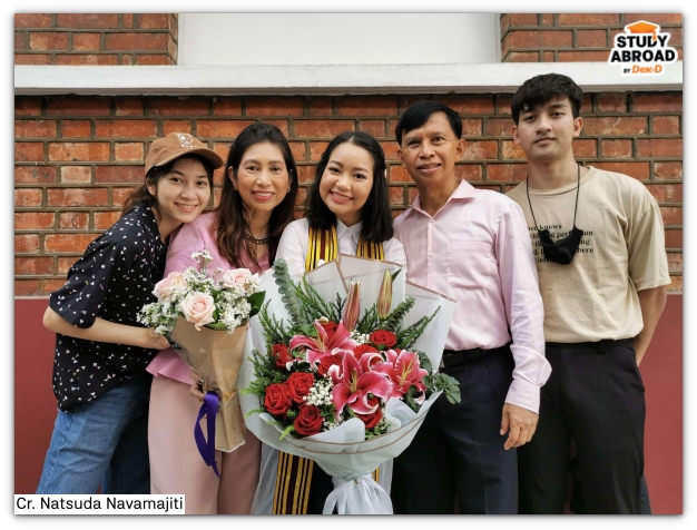 ภาพพี่ฝ้ายกับครอบครัวตอนรับปริญญา ป.โท