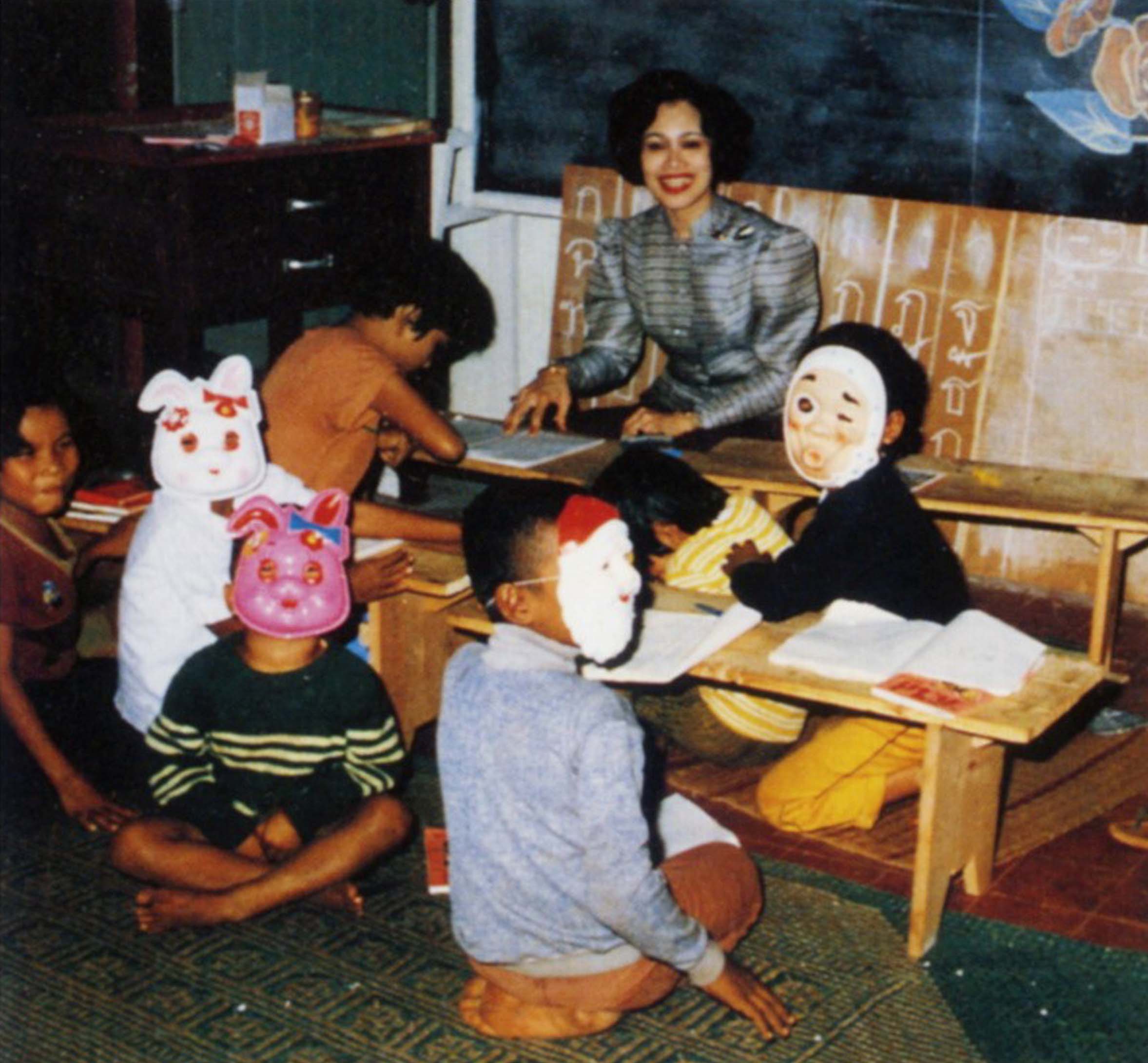 และเมื่อเสด็จฯ ไปทรงตรวจงานศิลปาชีพ ก็จะทรงตรวจสถานที่เลี้ยงเด็กเล็ก และทรงสอนหนังสือลูกของสมาชิกที่มาเรียนศิลปาชีพด้วยพระองค์เอง