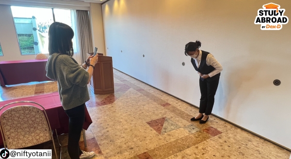 ภาพตอนเป็นโมเดลทำคลิปสอนมารยาทในโรงแรมให้กับพนักงานต่างชาติคนอื่นๆ ค่ะ ภาพตอนเป็นโมเดลทำคลิปสอนมารยาทในโรงแรมให้กับพนักงานต่างชาติคนอื่นๆ ค่ะ