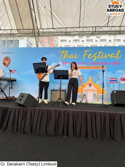 ร้องเพลงที่สถานทูตไทย