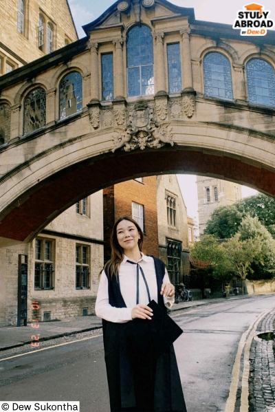 ชุด Sub fusc&nbsp; = การแต่งกายอย่างเป็นทางการของนักศึกษามหาวิทยาลัย Oxford สวมในพิธีสำคัญ เช่น พิธีรับเข้าเป็นนักศึกษาและสอบ