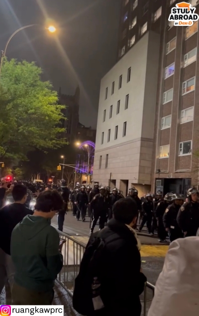 ภาพตำรวจเข้ามาจัดการกับกลุ่มประท้วงที่กางเต็นท์ในมหาลัย